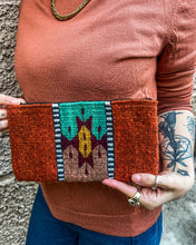 Carica l&#39;immagine nel visualizzatore di Gallery, Pochette Lana Ruggine e Turchese
